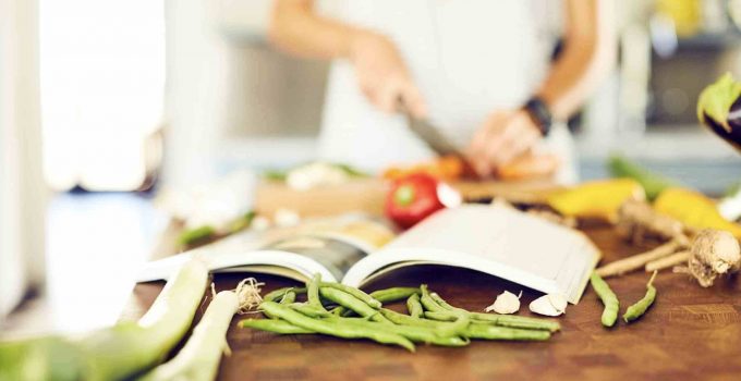 5 Cuốn Sách Dạy Nấu Ăn Hay Giúp Mọi Người Tìm Niềm Vui Trong Gian Bếp Giữa Mùa Giãn Cách